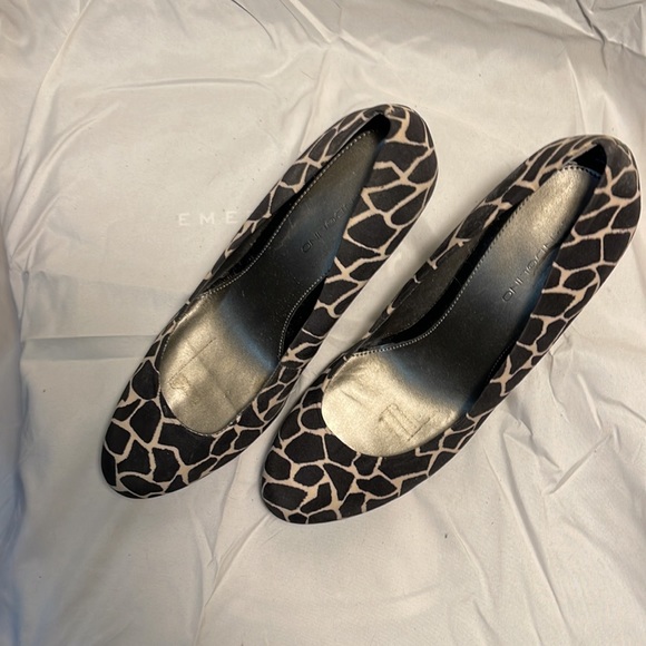 Bandolino Giraffe Print Platform Heels - Picture 2 of 8